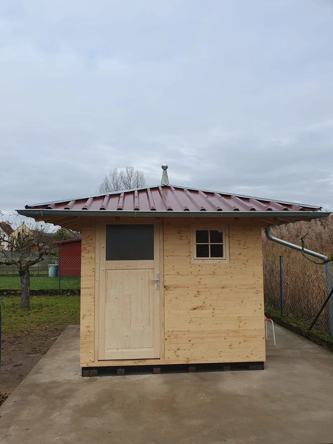Wetter-Gebäudeschutz, Terrassenbau, Sanierungen, Außenanlagen, Gartengestaltung, Rückbau & Neugestaltung, Zaunbau Lärche, Einbauschrank, Hochbett, Handlauf, Dachsanierung, Baumspielhaus, Sebastian Kirsch, Handwerk