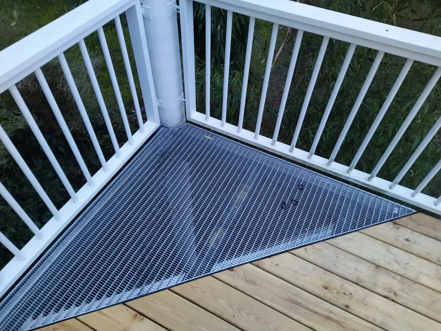 Wetter-Gebäudeschutz, Terrassenbau, Sanierungen, Außenanlagen, Gartengestaltung, Rückbau & Neugestaltung, Zaunbau Lärche, Einbauschrank, Hochbett, Handlauf, Dachsanierung, Baumspielhaus, Sebastian Kirsch, Handwerk