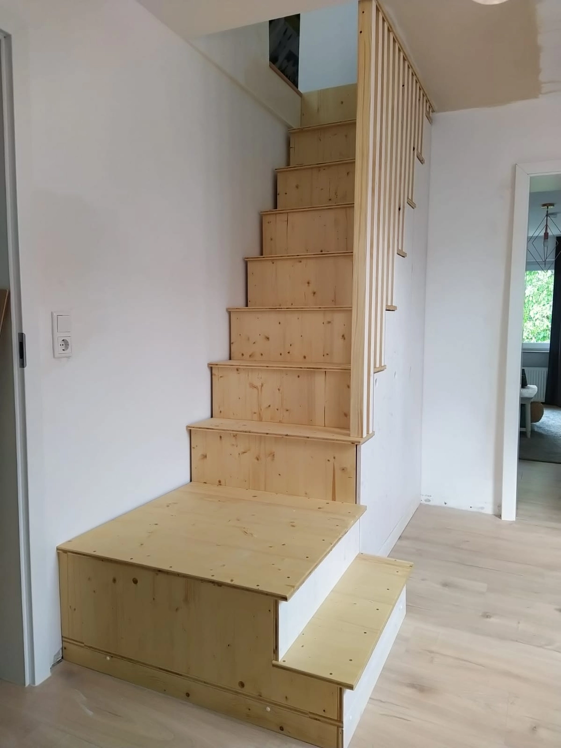 Wetter-Gebäudeschutz, Terrassenbau, Sanierungen, Außenanlagen, Gartengestaltung, Rückbau & Neugestaltung, Zaunbau Lärche, Einbauschrank, Hochbett, Handlauf, Dachsanierung, Baumspielhaus, Sebastian Kirsch, Handwerk