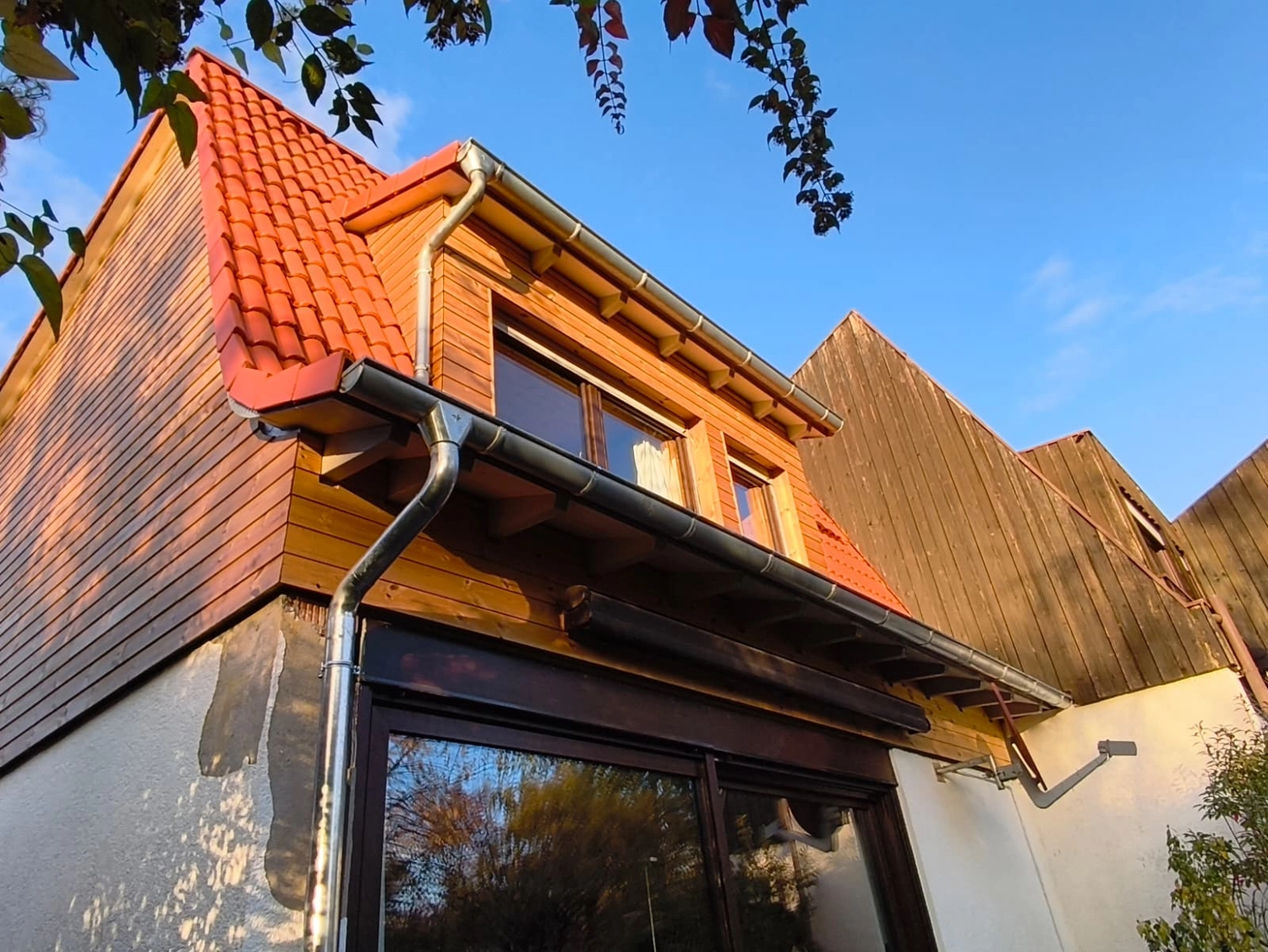 Wetter-Gebäudeschutz, Terrassenbau, Sanierungen, Außenanlagen, Gartengestaltung, Rückbau & Neugestaltung, Zaunbau Lärche, Einbauschrank, Hochbett, Handlauf, Dachsanierung, Baumspielhaus, Sebastian Kirsch, Handwerk